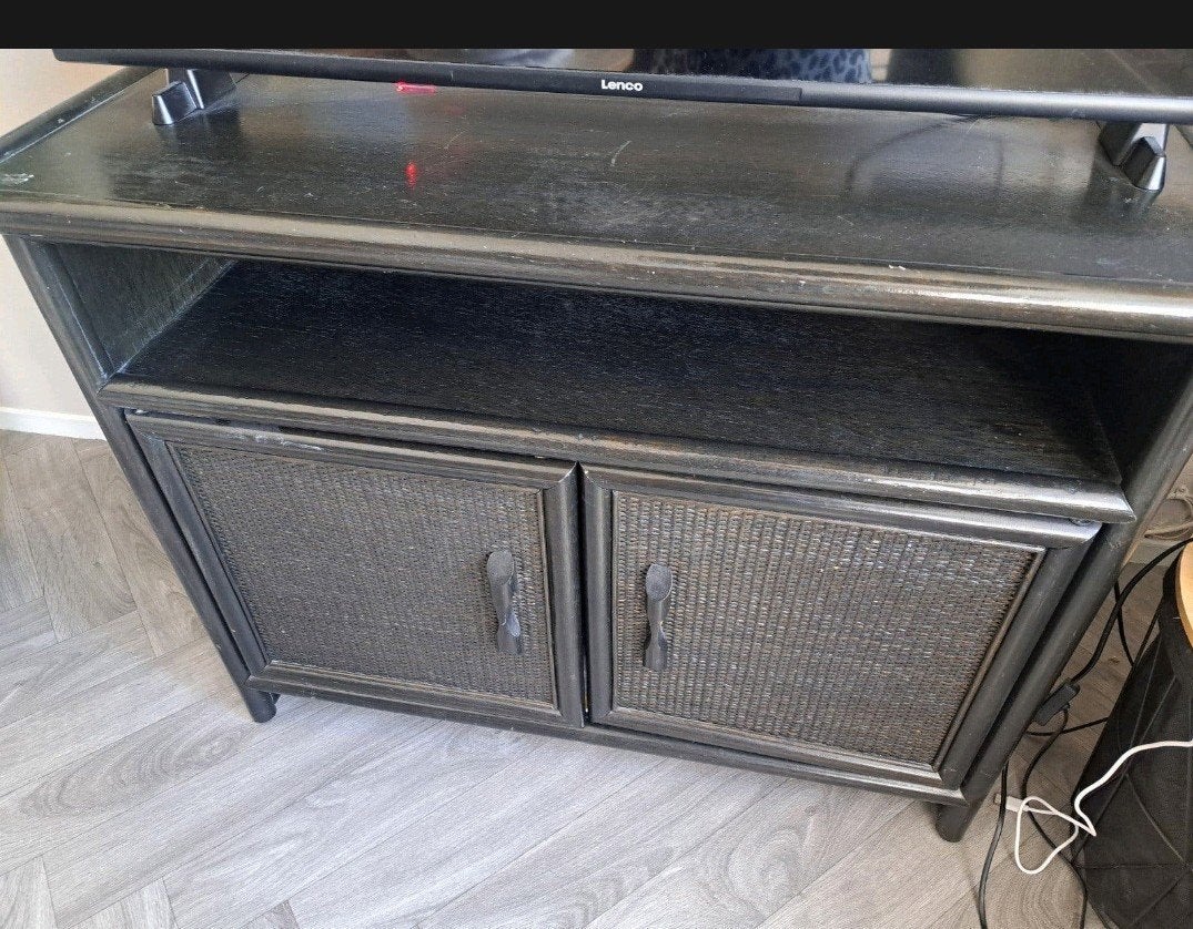 Zwart TV-meubel met rotan deuren, Ophalen, Gebruikt, 100 tot 150 cm, Minder dan 100 cm