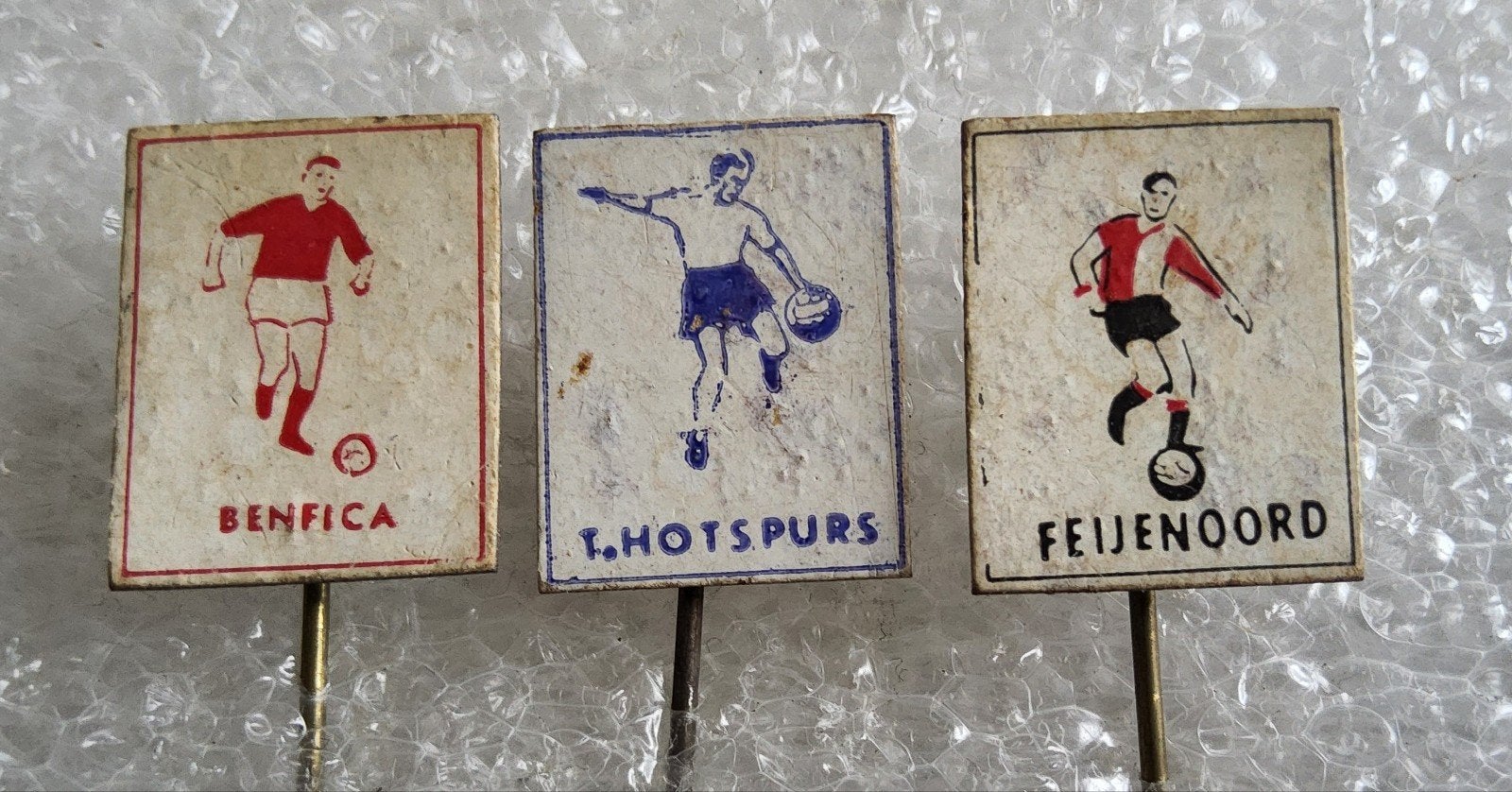 3 Vintage Voetbal Speldjes: Benfica, T. Hotspurs, Feijenoord, Verzamelen, Ophalen of Verzenden, Gebruikt, Sport, Speldje of Pin