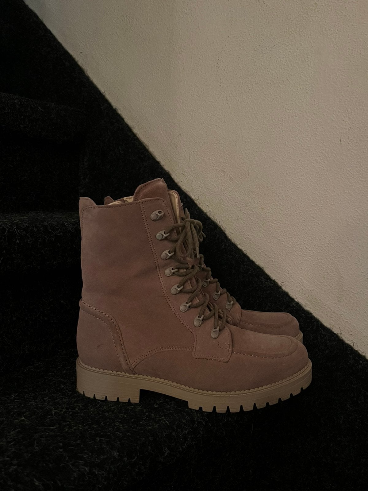 Gabor enkellaarsjes beige suede 6.5, Verzenden, Beige, Lage of Enkellaarzen, Gabor