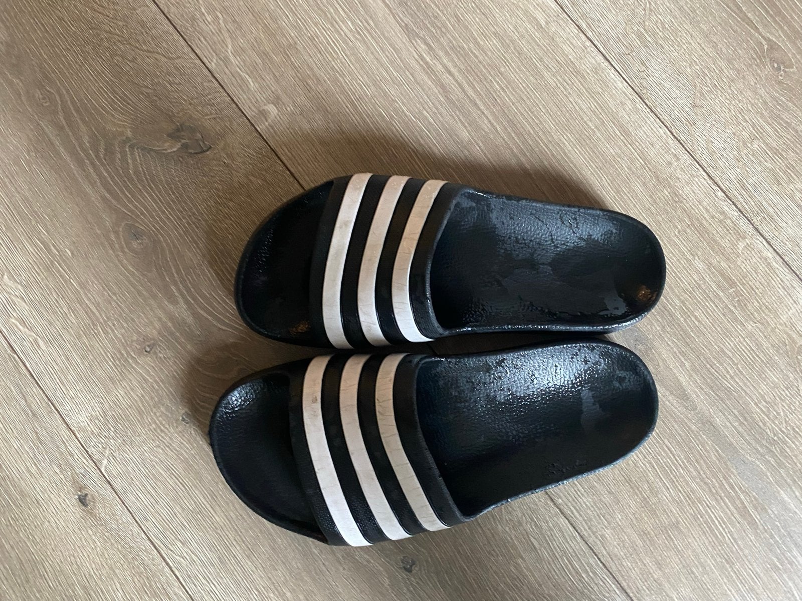 Adidas Adilette slippers - Zwart met witte strepen, Ophalen, Gedragen, Zwart, Slippers