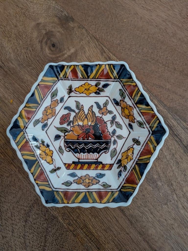 Makkumer Tichelaar zeskantig schaaltje met bloemmotief, Ophalen of Verzenden