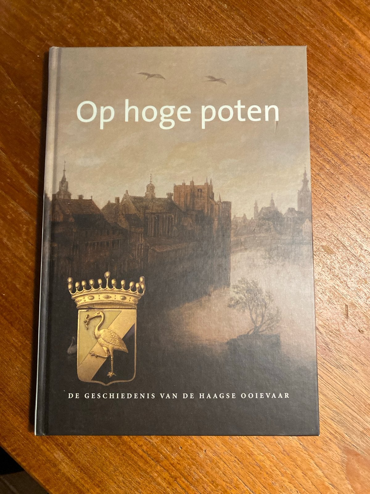 Op hoge poten: De geschiedenis van de Haagse ooievaar, Boeken, Ophalen of Verzenden, 20e eeuw of later, Zo goed als nieuw