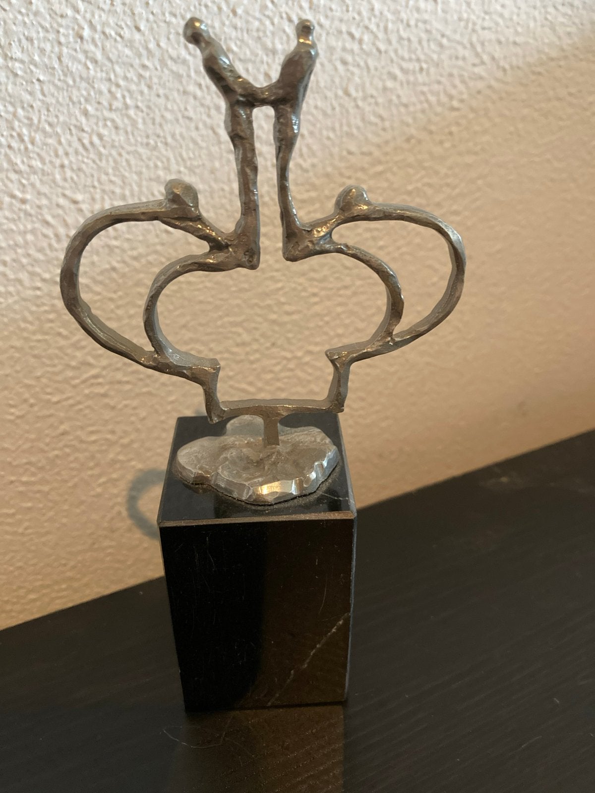 Zilvertin sculptuur 'Het werk bekronen' van Frank Stoopman, Antiek en Kunst, Zilver, Groep mensen, Minder dan 20 cm, Ophalen of Verzenden