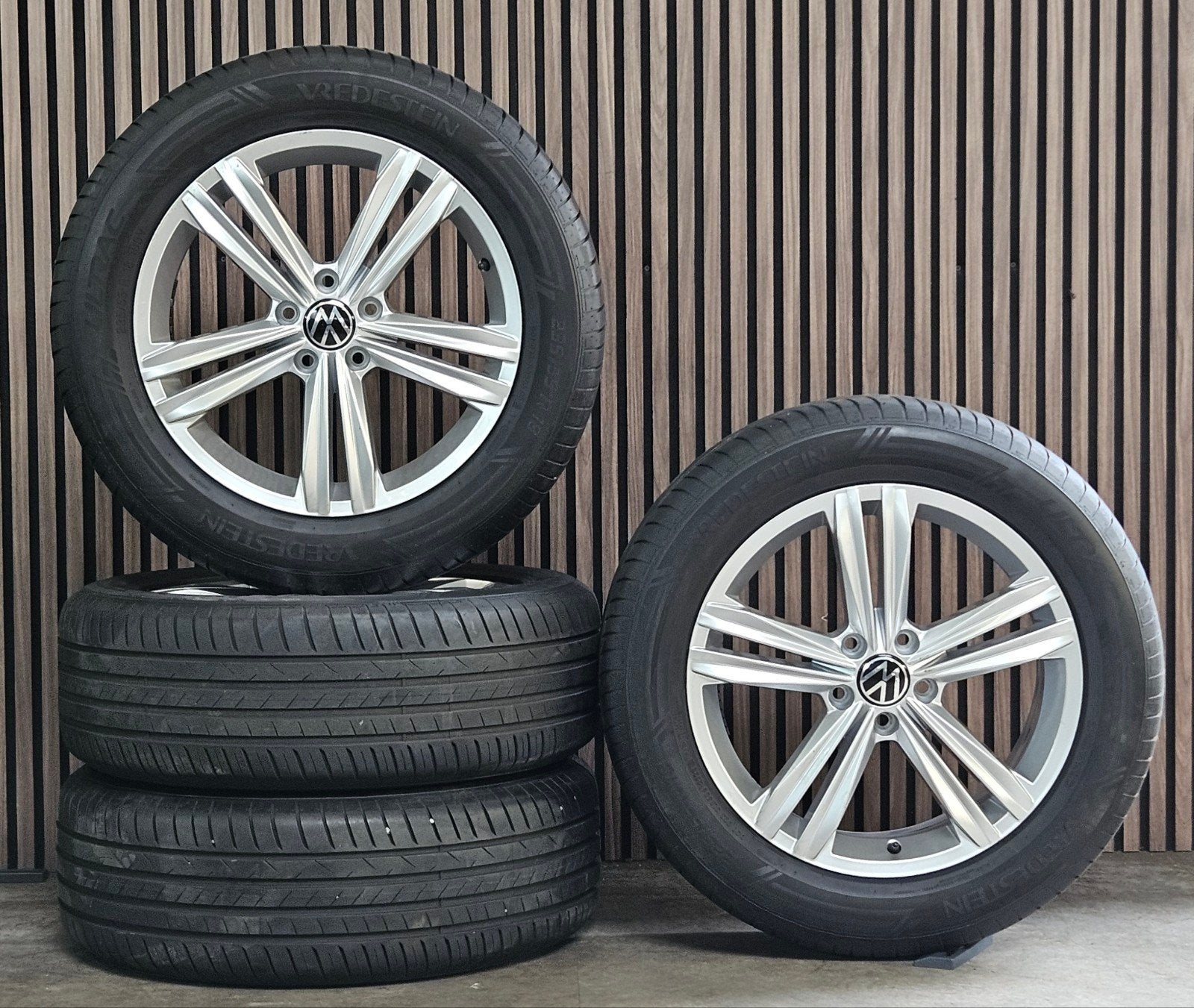 Nette 18" Orig Volkswagen Tiguan Velgen+GOEDE Banden 5x112, Auto-onderdelen, 18 inch, Gebruikt, Banden en Velgen, 235 mm