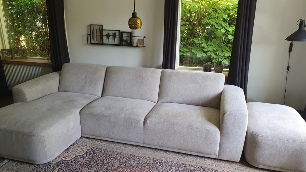 Zgan zandkleurige hoekbank met losse hocker, Huis en Inrichting, Banken | Bankstellen, Ophalen, Zo goed als nieuw, 150 cm of meer