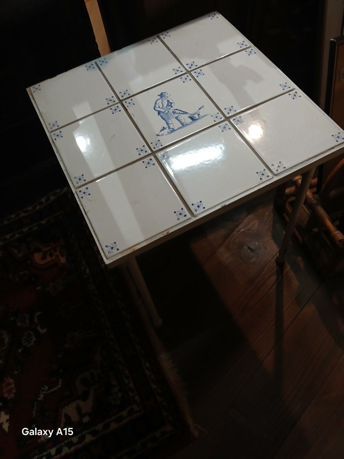 Vintage bijzettafel met Delfts blauwe tegels, Antiek en Kunst, Ophalen