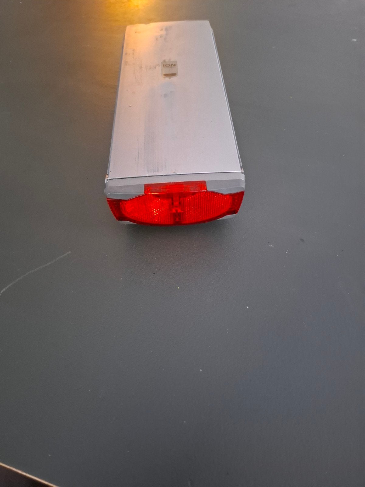 ION Technology fietsaccu met achterlicht + oplader, Ophalen, Gebruikt