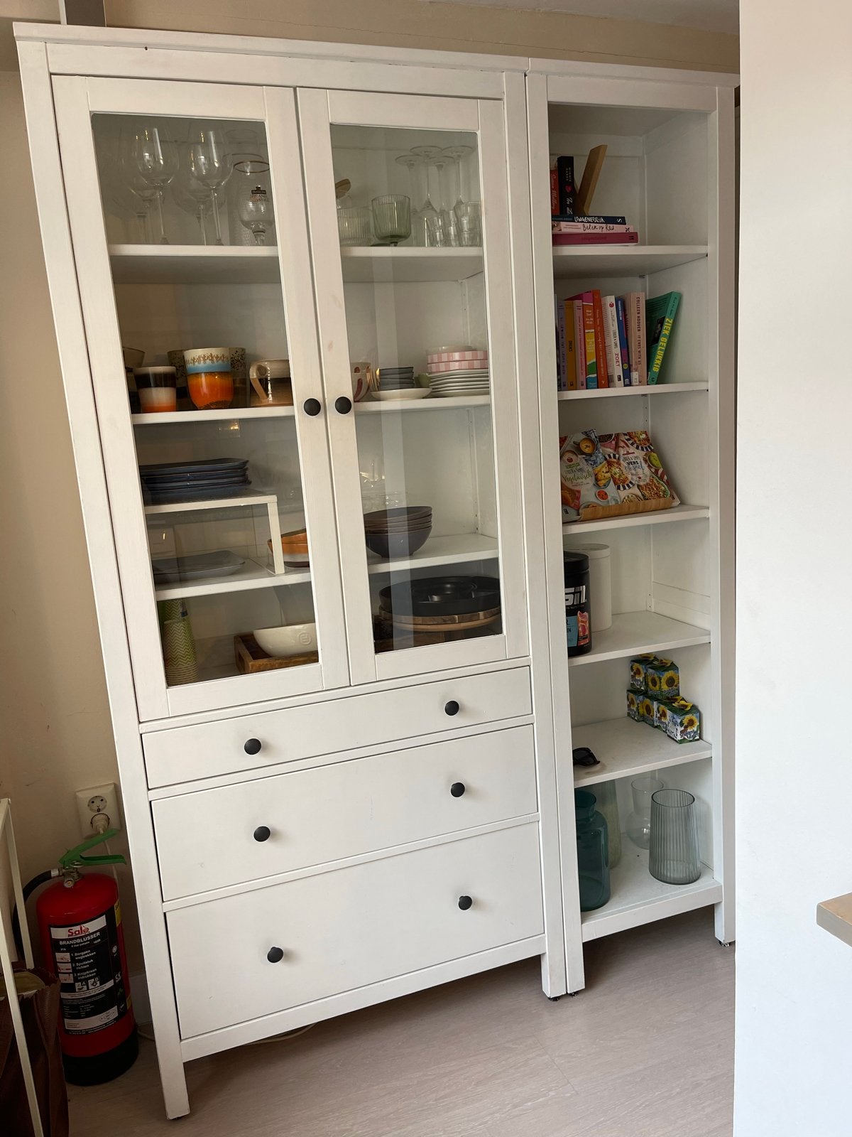IKEA Hemnes Vitrinekast en Boekenkast - Wit, Ophalen, 100 tot 150 cm, Zo goed als nieuw, Met lade(s)