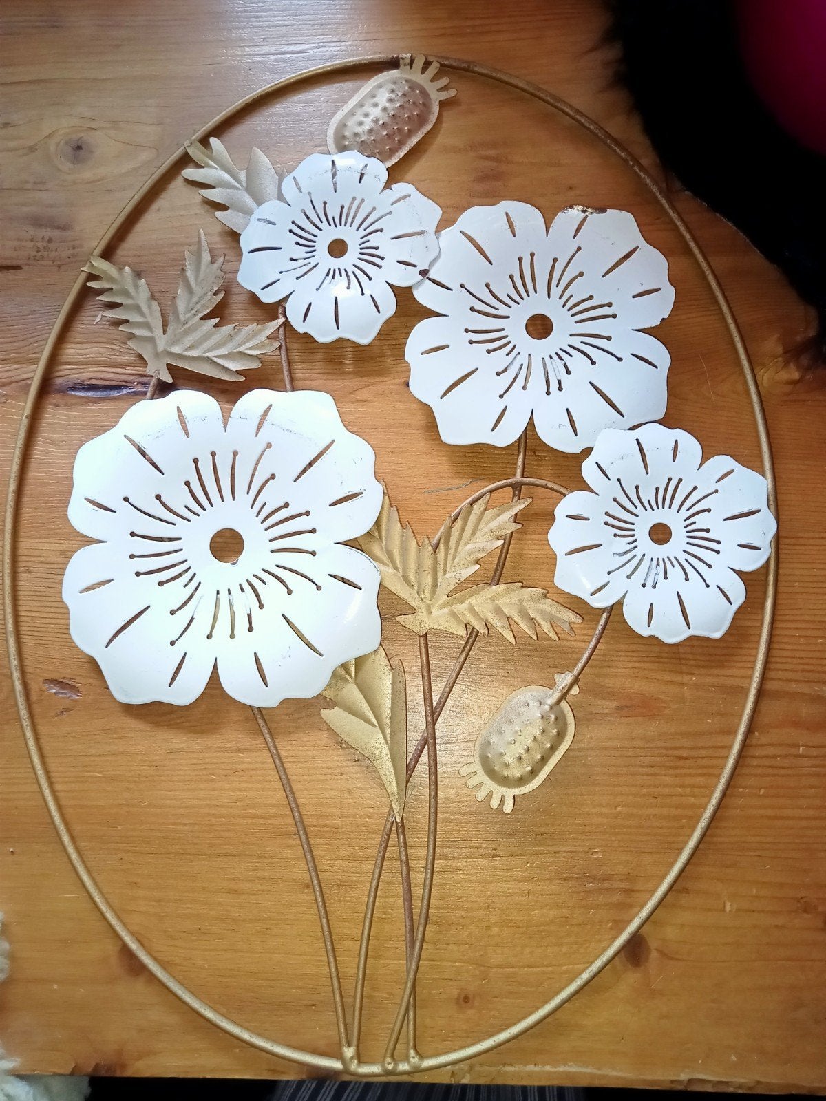 Mooie grote wanddecoratie, goudkleurig met witte bloemen, Ophalen of Verzenden, Gebruikt, Metaal