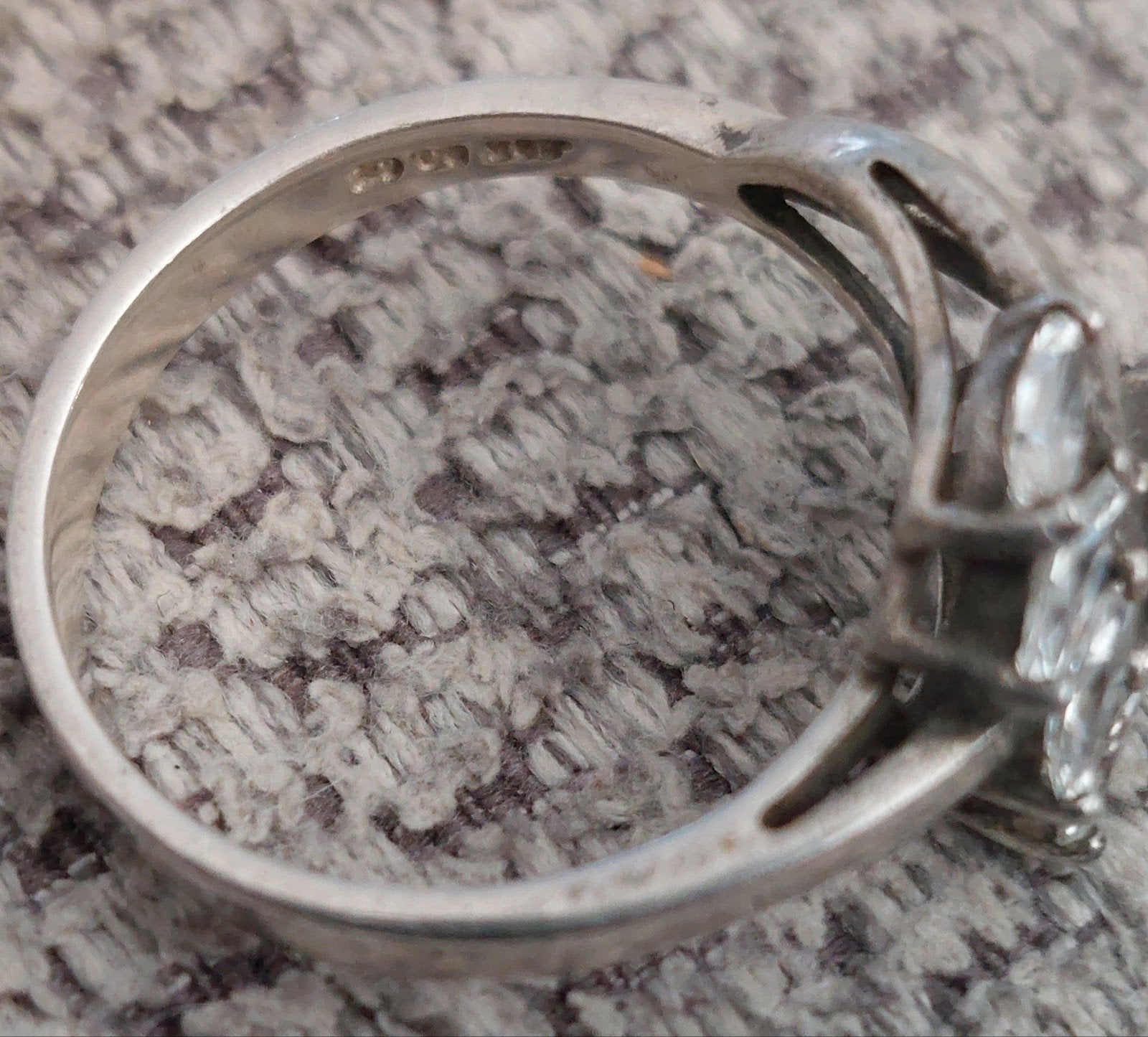 Zilveren ring met zirkonia steentjes, Met kristal, Gebruikt, Ophalen of Verzenden, 17 tot 18