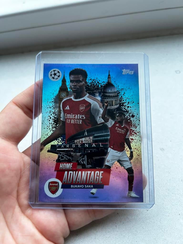 Saka arsenal topps case hit home pitch advantage 2026, Hobby en Vrije tijd, Stickers en Plaatjes, Verzenden, Zo goed als nieuw