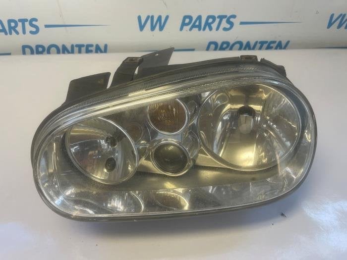Koplamp links van een Volkswagen Golf