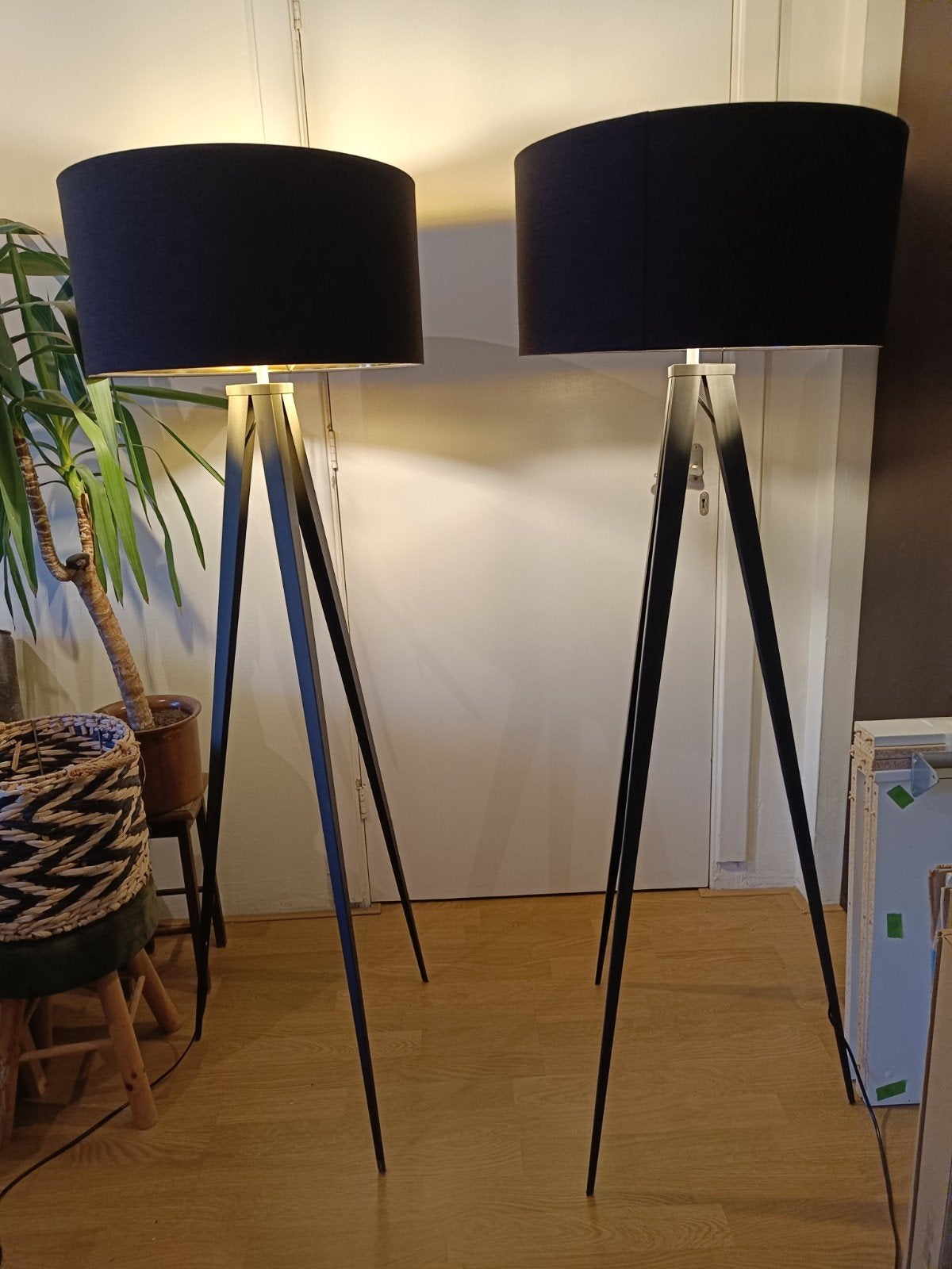 Set van 2 Lindby stalampen met zwarte kap driepoot, dimbaar!, 100 tot 150 cm, Metaal, Zo goed als nieuw, E27 (groot)