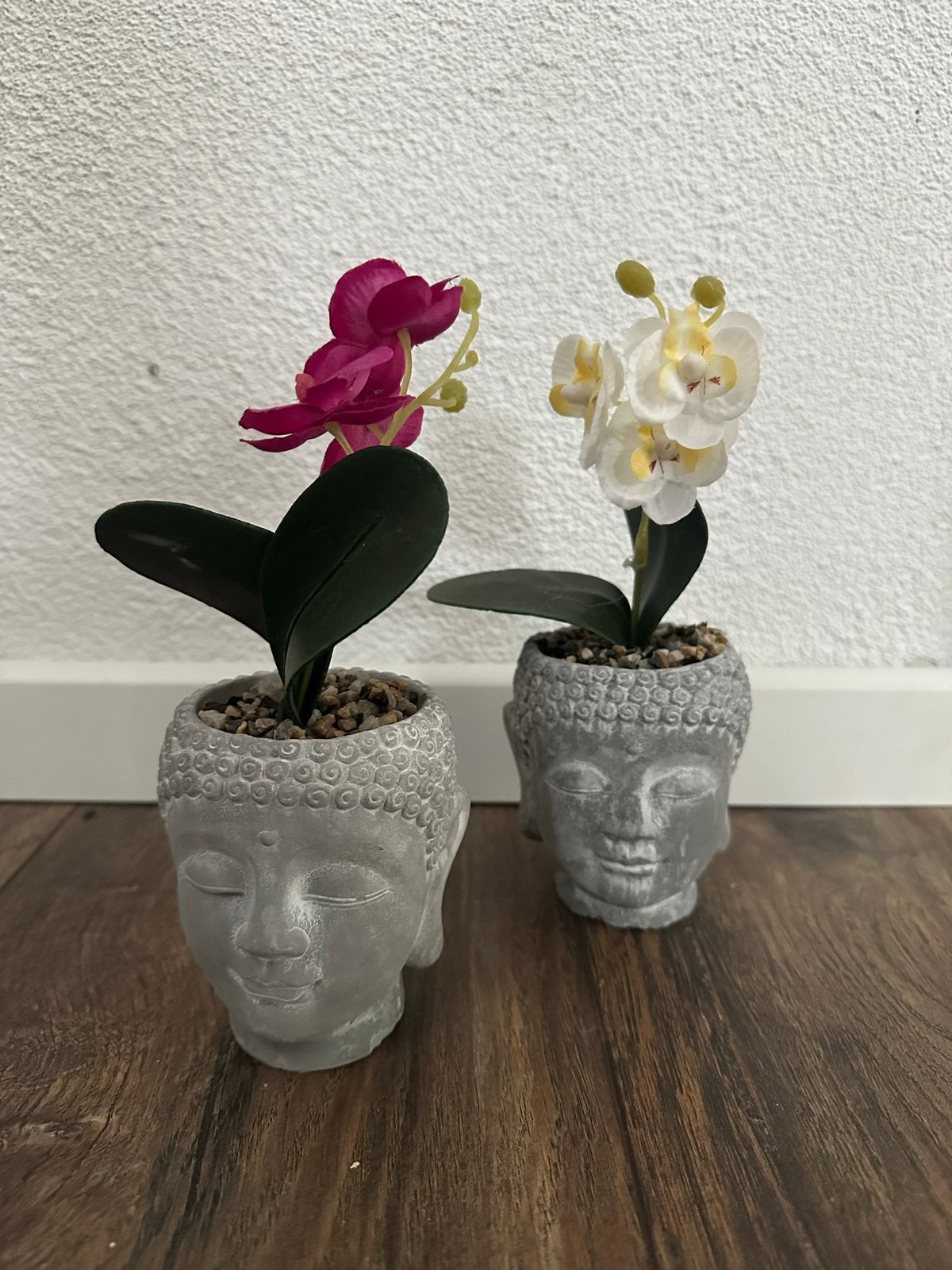 Twee kleine grijze buddha vaasjes met bloemen, Ophalen of Verzenden, Nieuw, Inclusief droogbloemen, Grijs