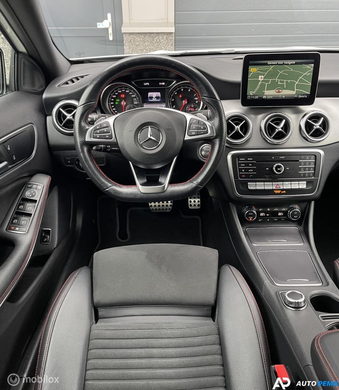 Mercedes-Benz GLA-Klasse 180 AMG Line Pano Camera, Gebruikt, Zwart, 4 cilinders, Leder en Stof
