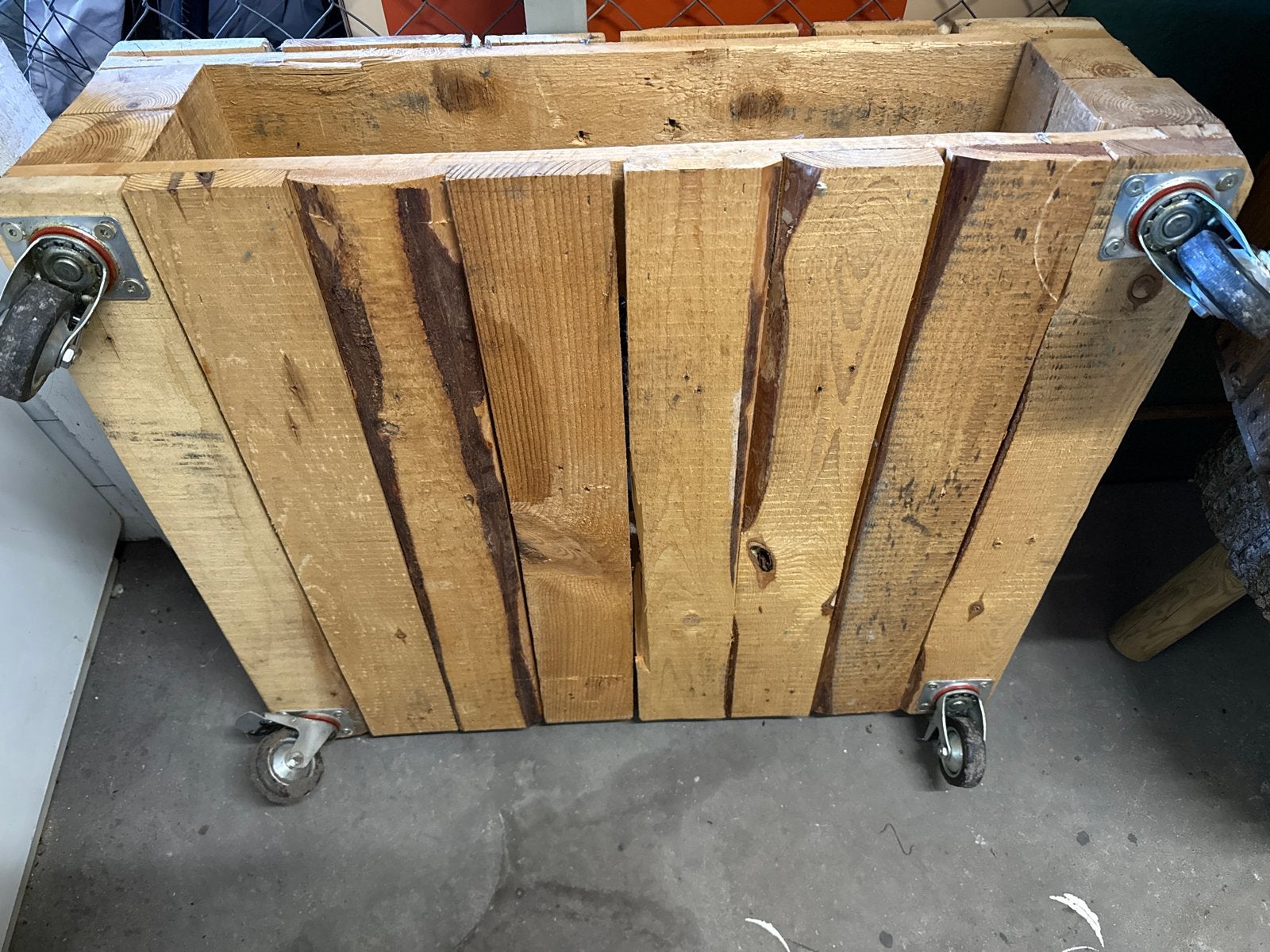 Pallet tafel op wielen - Gratis afhalen, Ophalen, Minder dan 45 cm, Gebruikt, 75 cm of meer