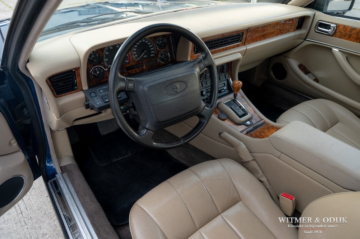 Jaguar XJ 3.2 NL-auto (bj 1994, automaat), Auto's, Automaat, Dealer onderhouden, Achterwielaandrijving, Beige