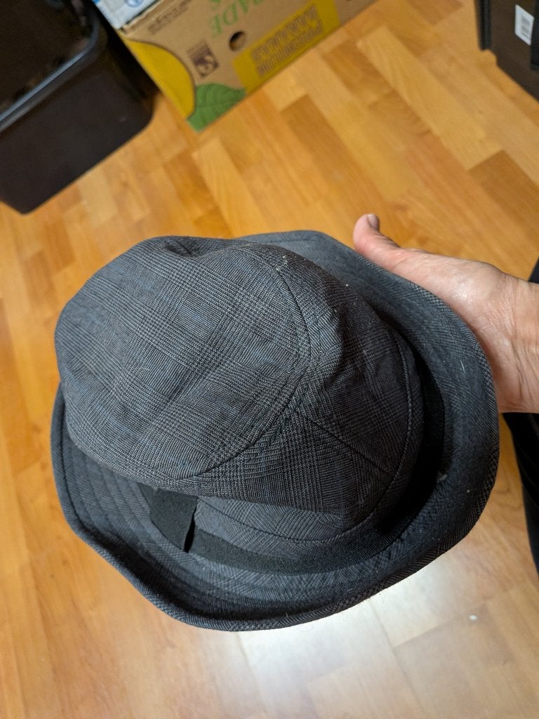 hoedjes zwarte en grijze, Kleding | Dames, Hoeden en Petten, Ophalen of Verzenden, Zo goed als nieuw, One size fits all, Hoed