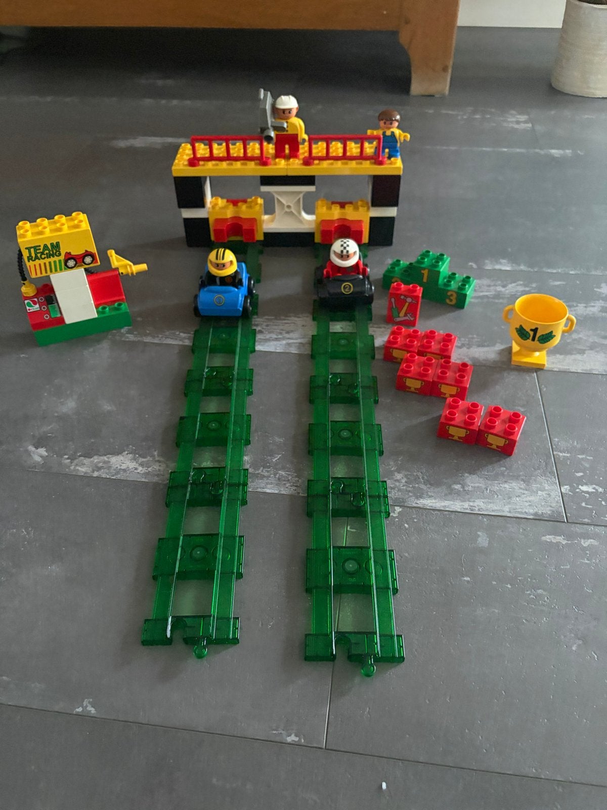 Lego Duplo 3085 Racebaan met auto's en figuren, Inclusief minifiguren, Gebruikt, Overige thema's, Ophalen of Verzenden