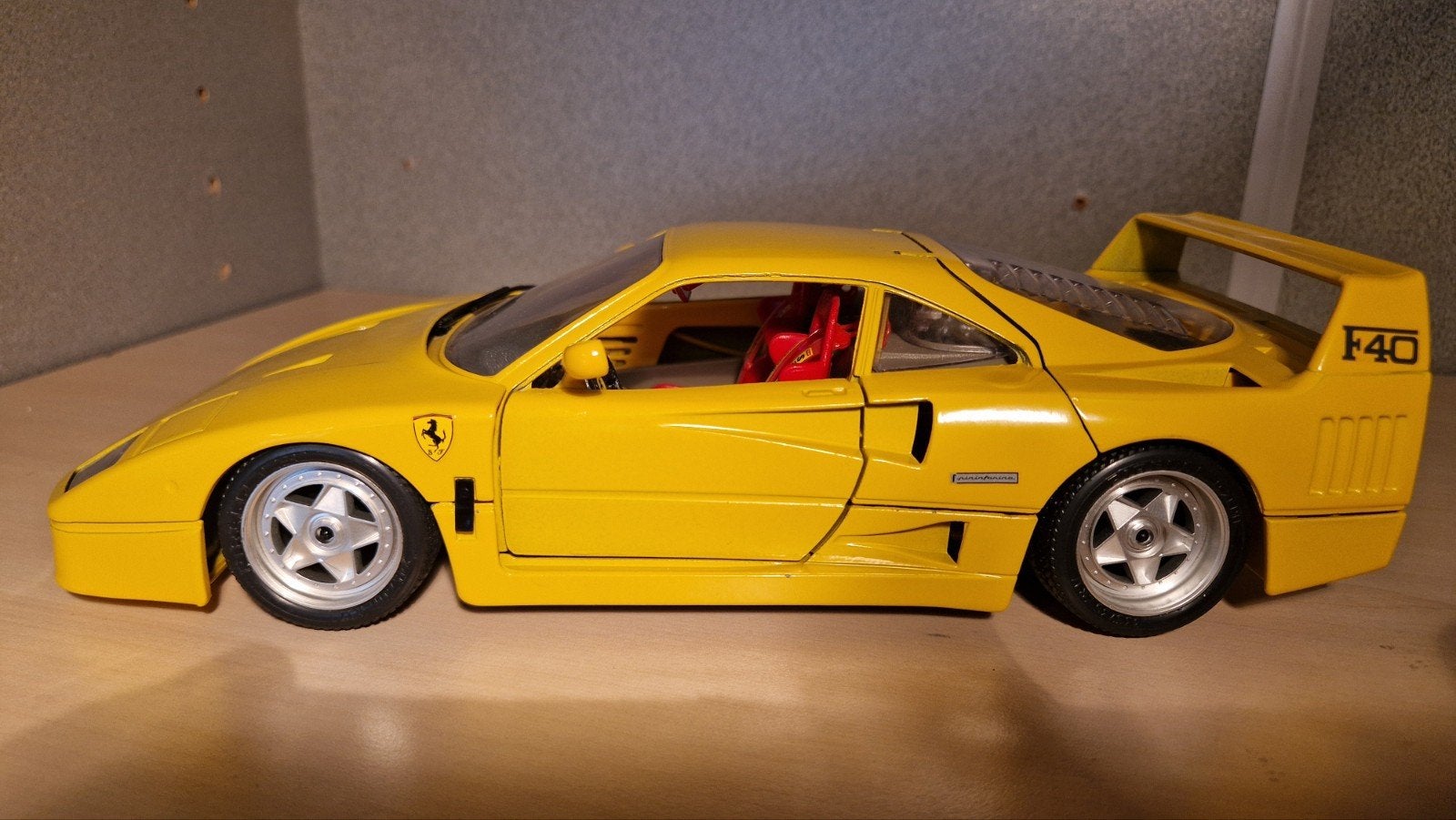 Gele Ferrari F40 modelauto - Gedetailleerd schaalmodel, Hobby en Vrije tijd, Modelauto's | 1:18, Ophalen of Verzenden