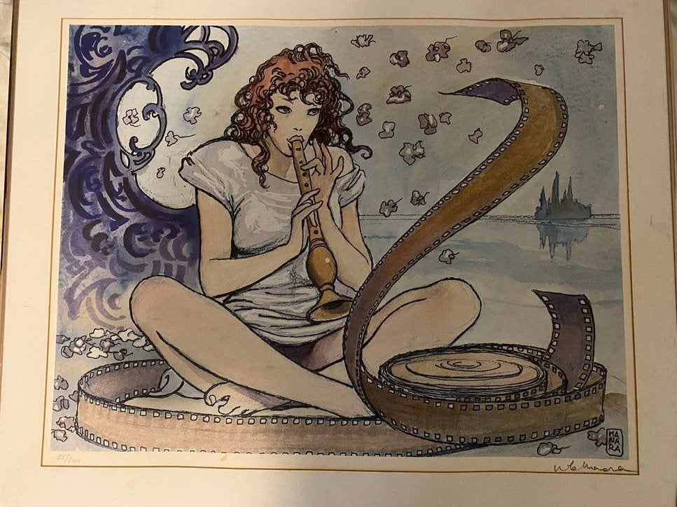 Milo Manara - Ets van zittende vrouw met filmrol, Dagelijks leven, Ophalen of Verzenden, 1950 - 1999, Genummerd