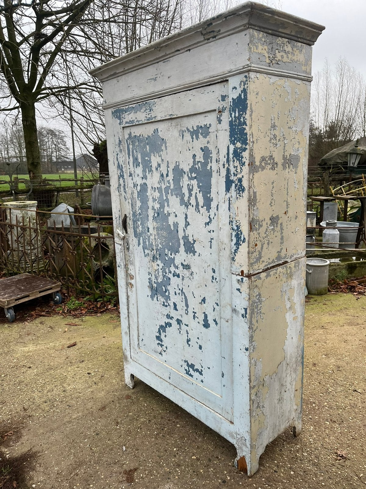 Oude eendeurskast of oude brocante kast tweedelig verticaal, Ophalen