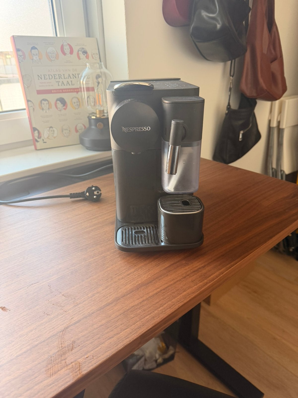 De’longhi Nespresso Lattisa one, Witgoed en Apparatuur, Koffiezetapparaten, Ophalen of Verzenden, Zo goed als nieuw, Koffiemachine