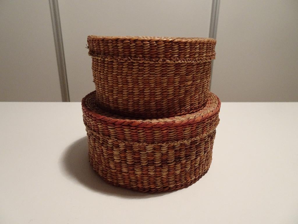Vintage geweven mand met deksel vlechtwerk rood wit groen, Huis en Inrichting, Woonaccessoires | Schalen en Manden, Ophalen of Verzenden