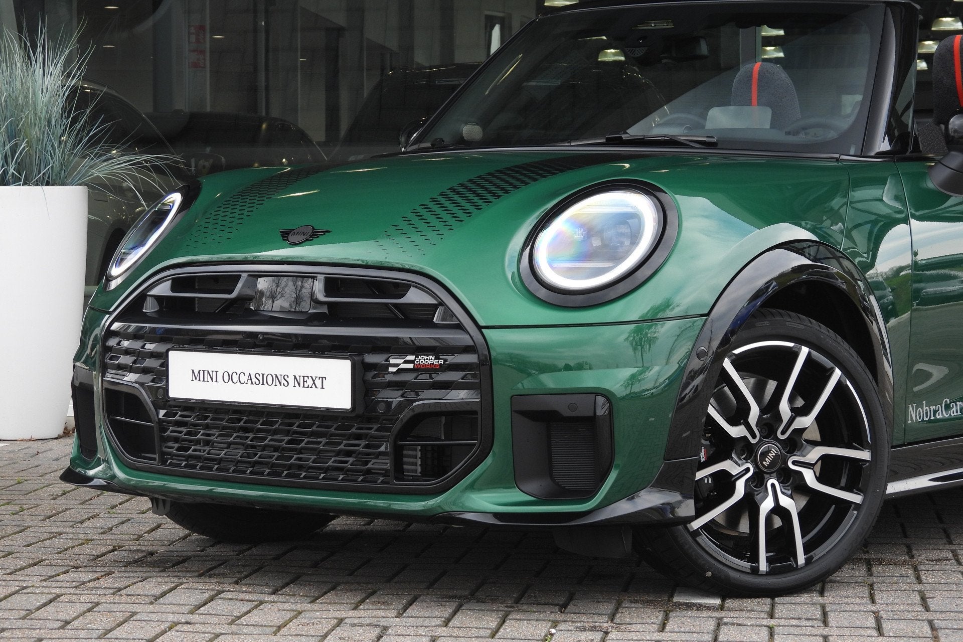MINI Cabrio Cooper C Automaat / Pakket XL / JCW / 18" JCW La, 1998 cc, 15 km/l, 4 stoelen, Leder en Stof