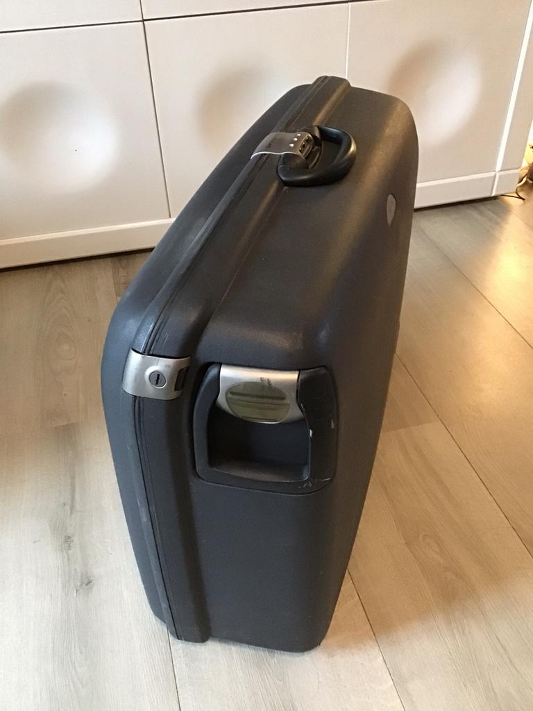 Grote luxe grijze Samsonite koffer met cijferslot en wielen, Wieltjes, Grote luxe grijze Samsonite koffer met cijferslot en wielen