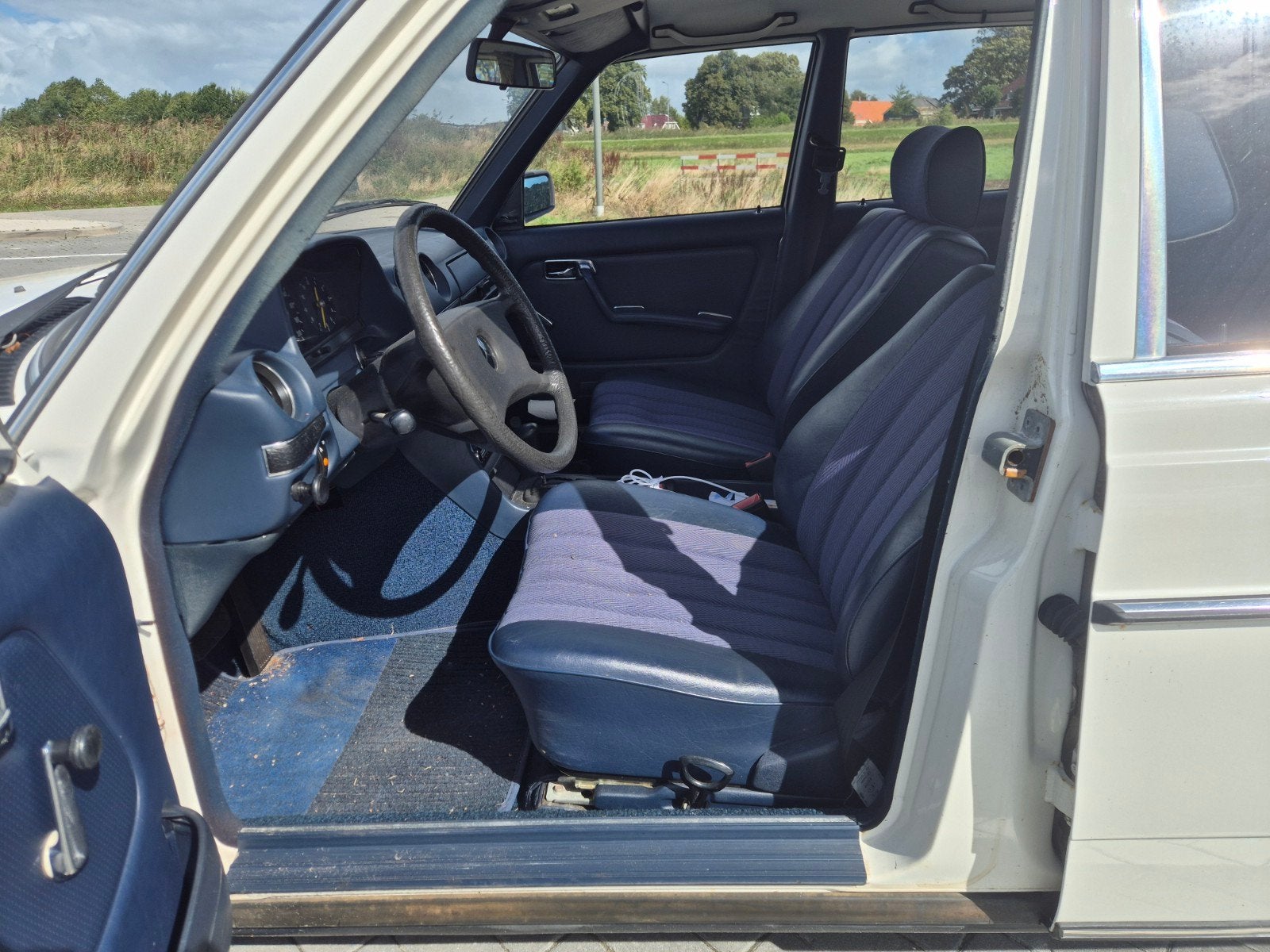 Mercedes Benz 200 uit 1980 belasting vrij, foto 4