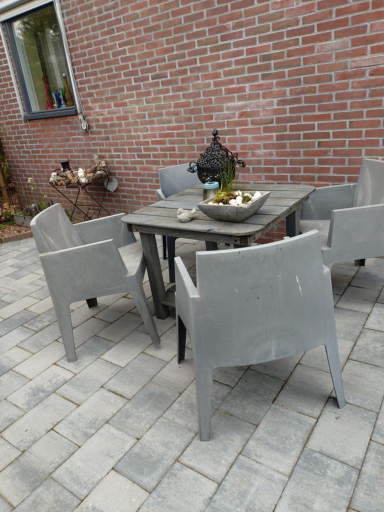 Houten tafel met vier stapelstoelen, Ophalen of Verzenden, Gebruikt, Hout