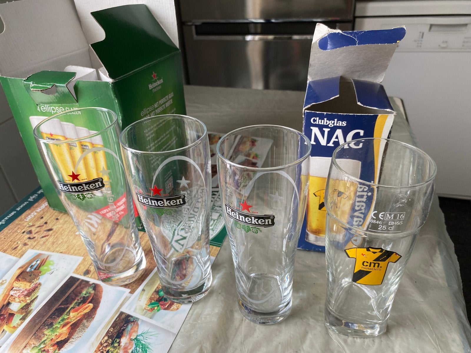 Bierglazen: 3x Heineken, 1x NAC Breda - Nieuwe, Ophalen of Verzenden, Zo goed als nieuw, Bierglas