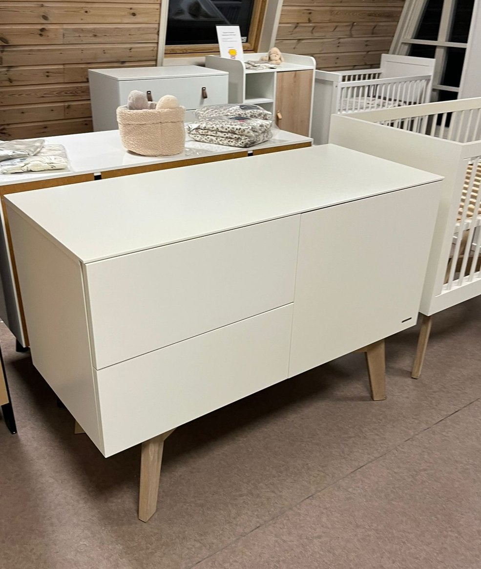 Kidsmill Sixties Commode Wit Mat / Eiken Poot – OUTLET, Ophalen, 50 tot 70 cm, Nieuw, 75 tot 100 cm
