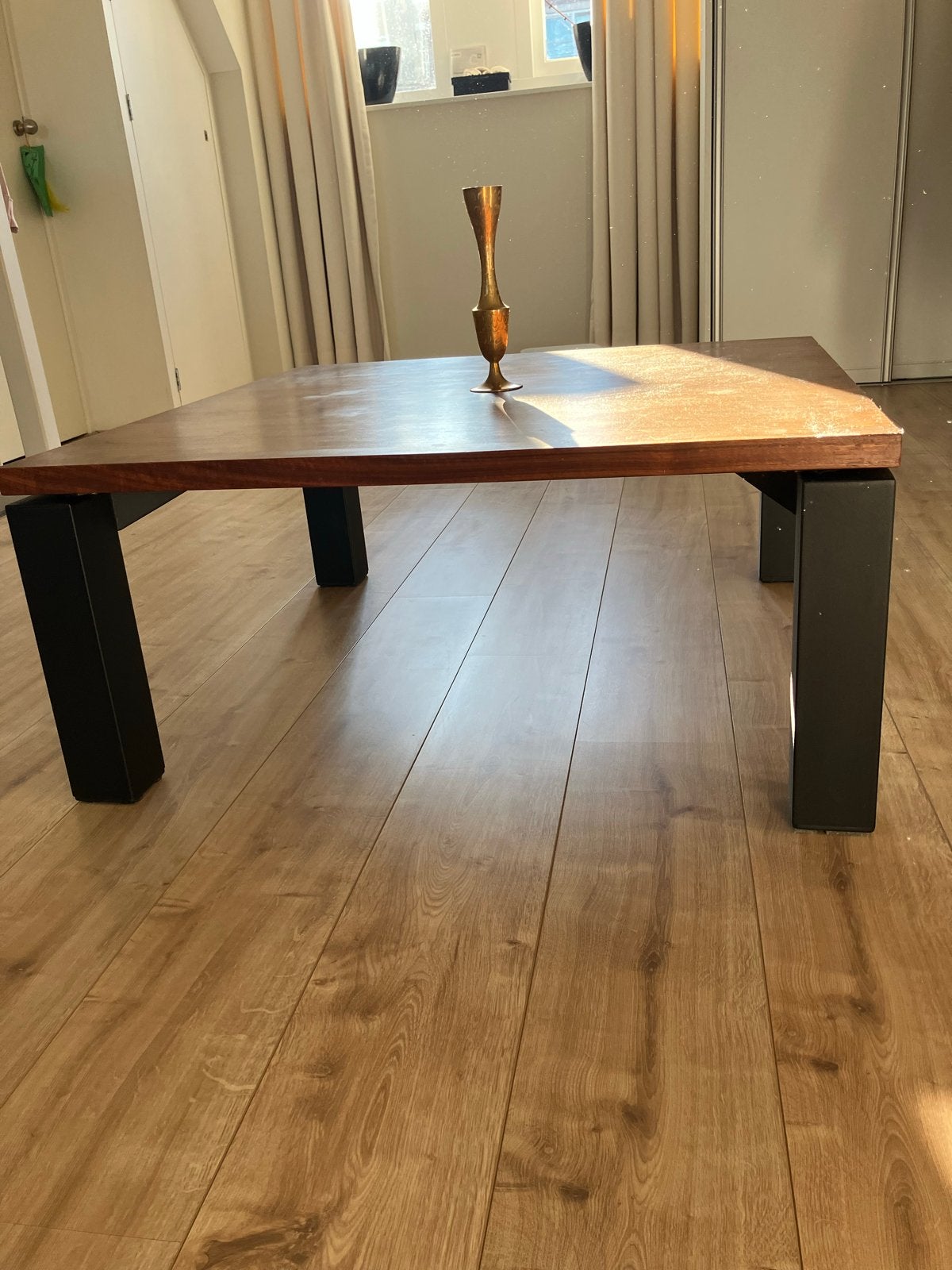Notenhouten salontafel met zwarte poedercoat poten, Huis en Inrichting, Tafels | Salontafels, Ophalen, Gebruikt, 50 tot 100 cm