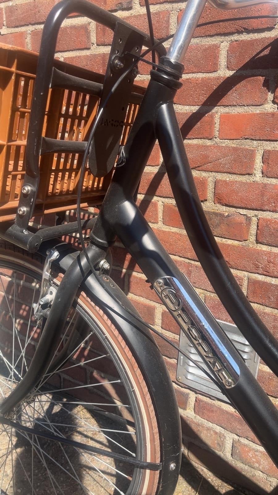 Foto 3 van Zwarte stadsfiets met mand en versnellingen