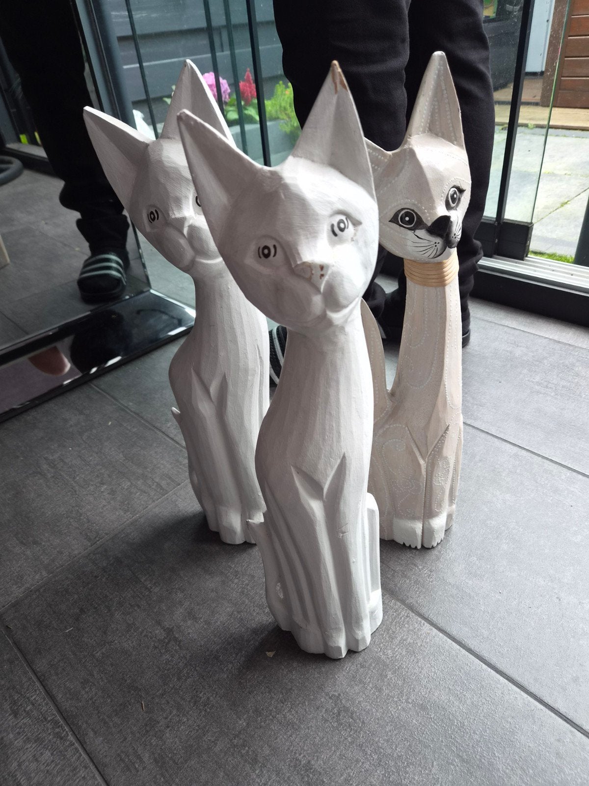 houten katten beeldjes, Ophalen