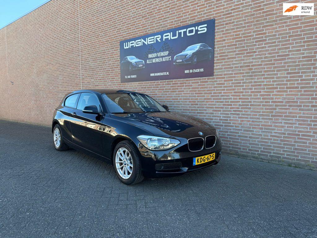 BMW 1-serie 114i EDE Business Keyless-start Airco PDC Stoelv, Auto's, BMW, 1-Serie, Gebruikt, 4 cilinders, Zwart