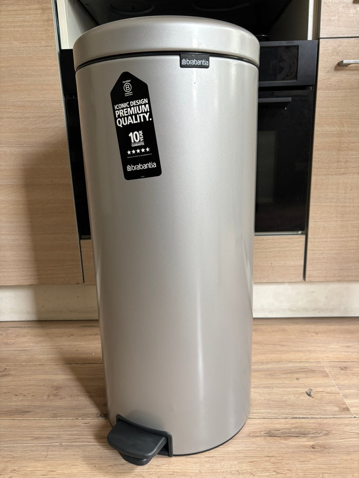 Brabantia peullenbak in mat grijs (juni gekocht), Huis en Inrichting, 40 liter of meer, Ophalen, Zo goed als nieuw, Rvs