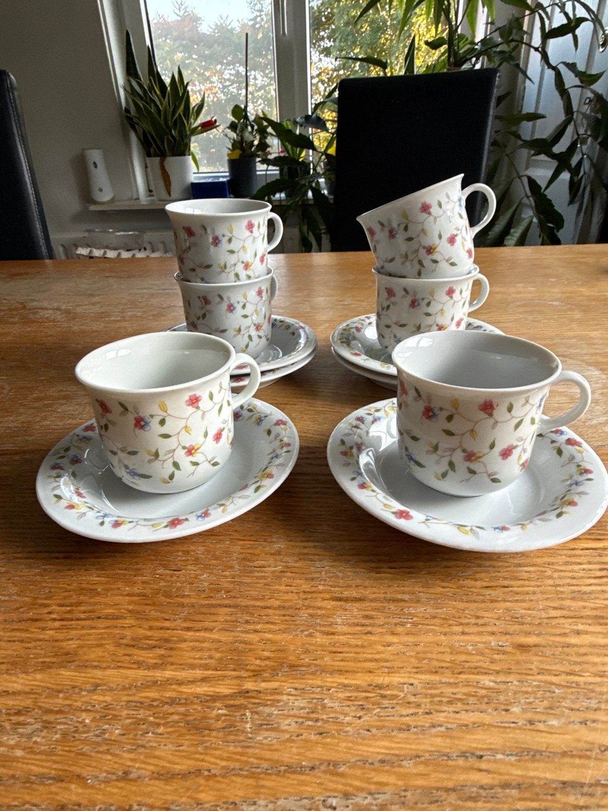 Set van 6 vintage kop en schotels met bloemmotief, Keramiek, Vintage, Ophalen of Verzenden, Zo goed als nieuw