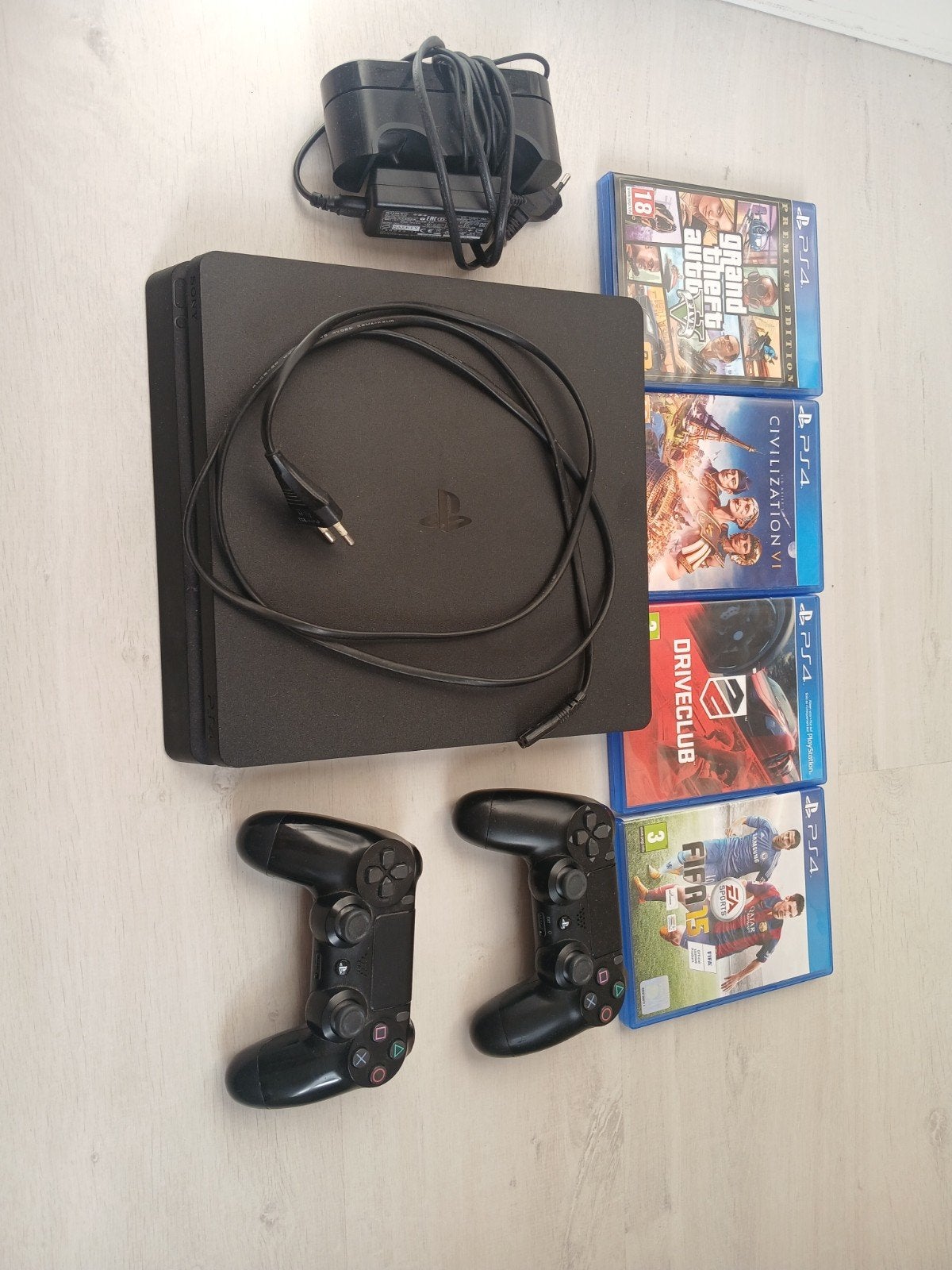 PlayStation 4 Slim met 2 controllers en 4 games, Spelcomputers en Games, Verzenden, Met 2 controllers, 1 TB, Slim