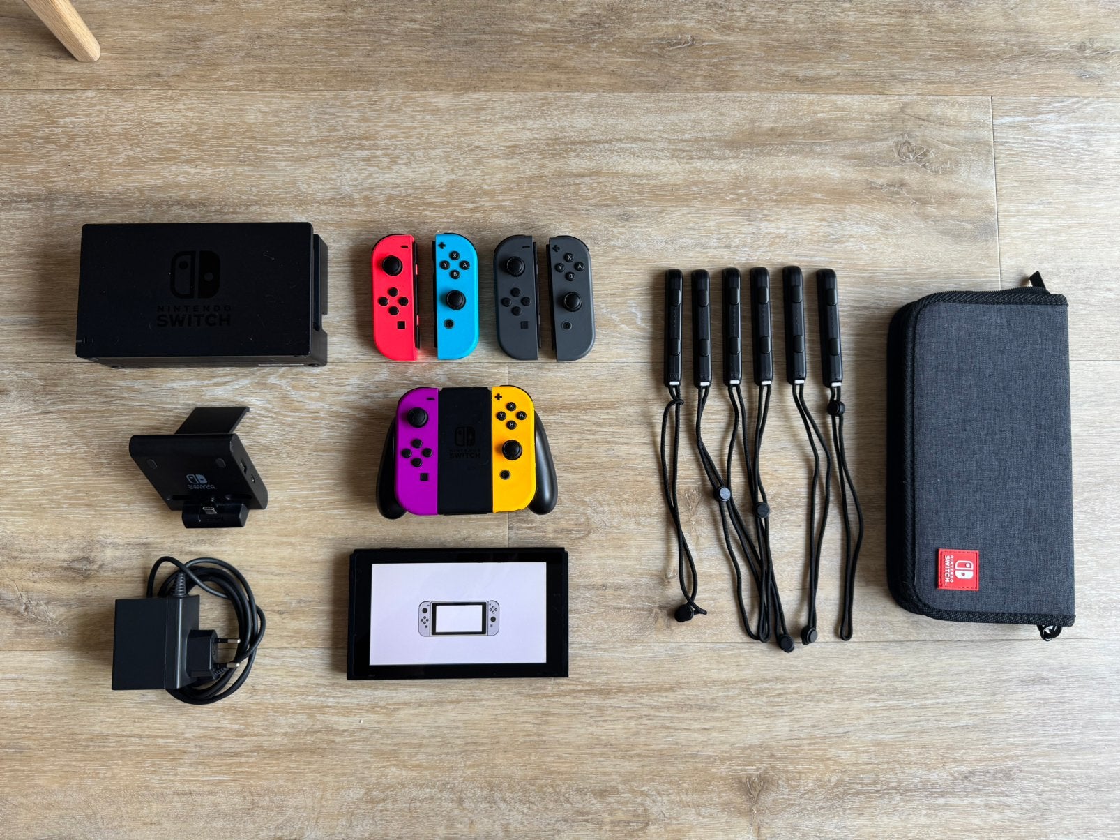 Nintendo Switch compleet, 3 sets JoyCons, reishoes + extras, Spelcomputers en Games, Ophalen, Zo goed als nieuw, Met 3 controllers of meer