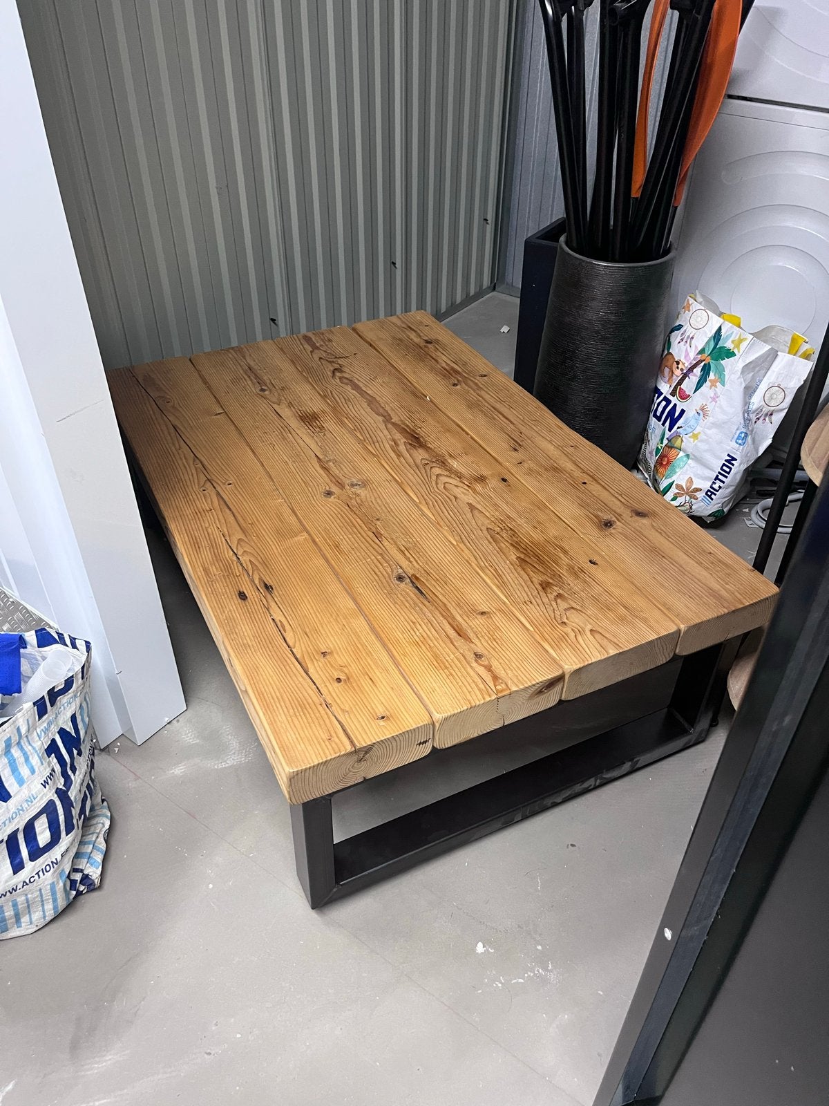 Salontafel van steigerbalken met stalen poten, Ophalen, Gebruikt, 100 tot 150 cm, 50 tot 100 cm