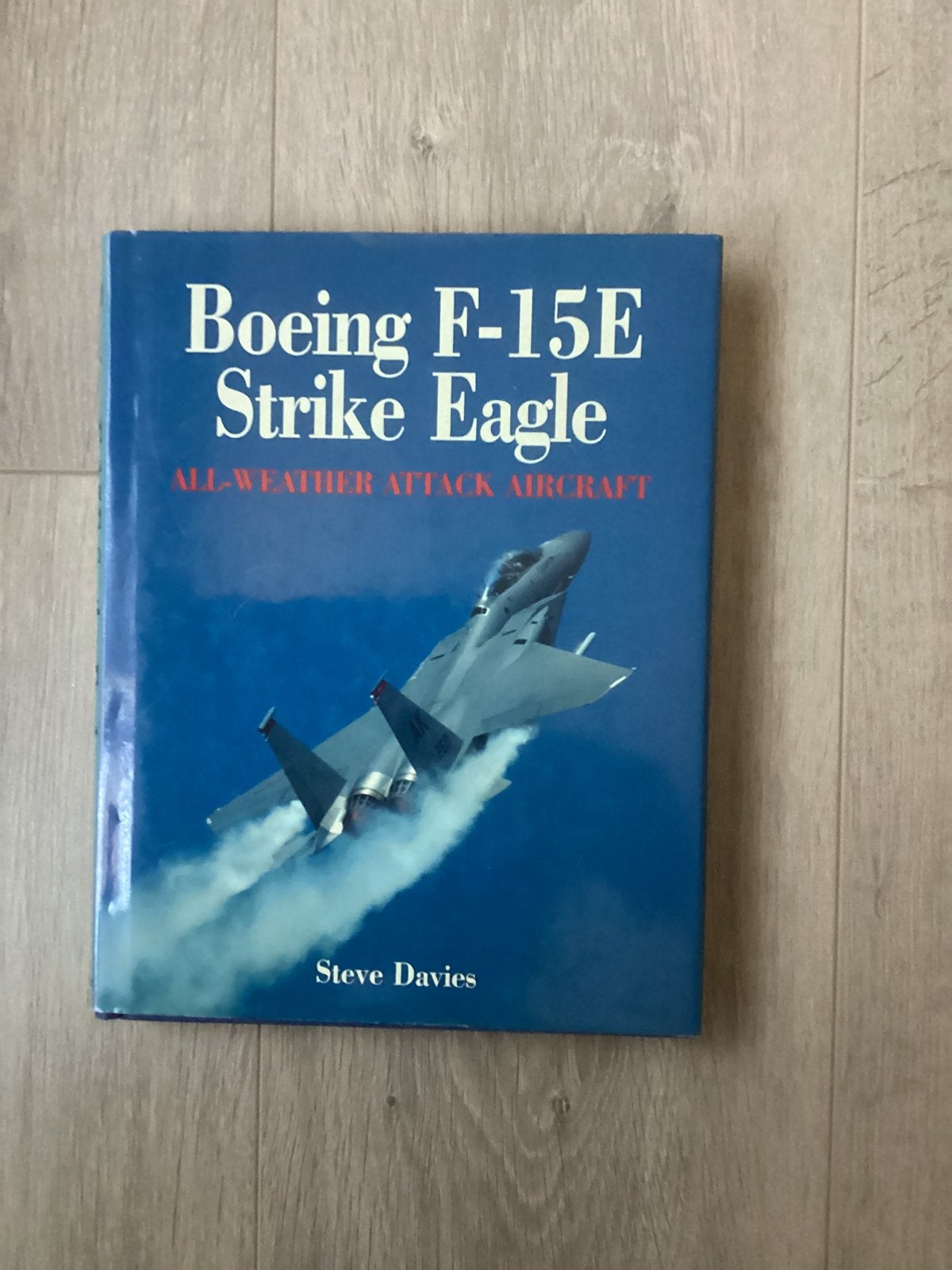 F-15e strike eagle airlife, Verzamelen, Luchtvaart en Vliegtuigspotten, Ophalen of Verzenden, Zo goed als nieuw, Boek of Tijdschrift