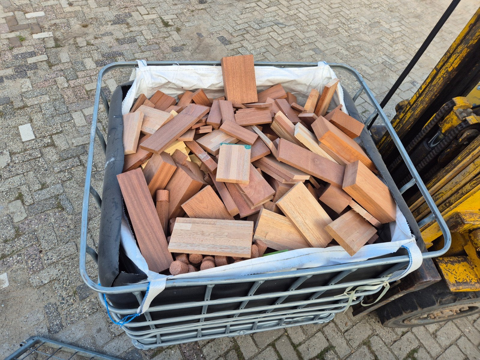 Mahonie zaagafval kachelhout 1.2 kuub in bigbag, Tuin en Terras, Minder dan 3 m³, Ophalen, Overige houtsoorten, Blokken