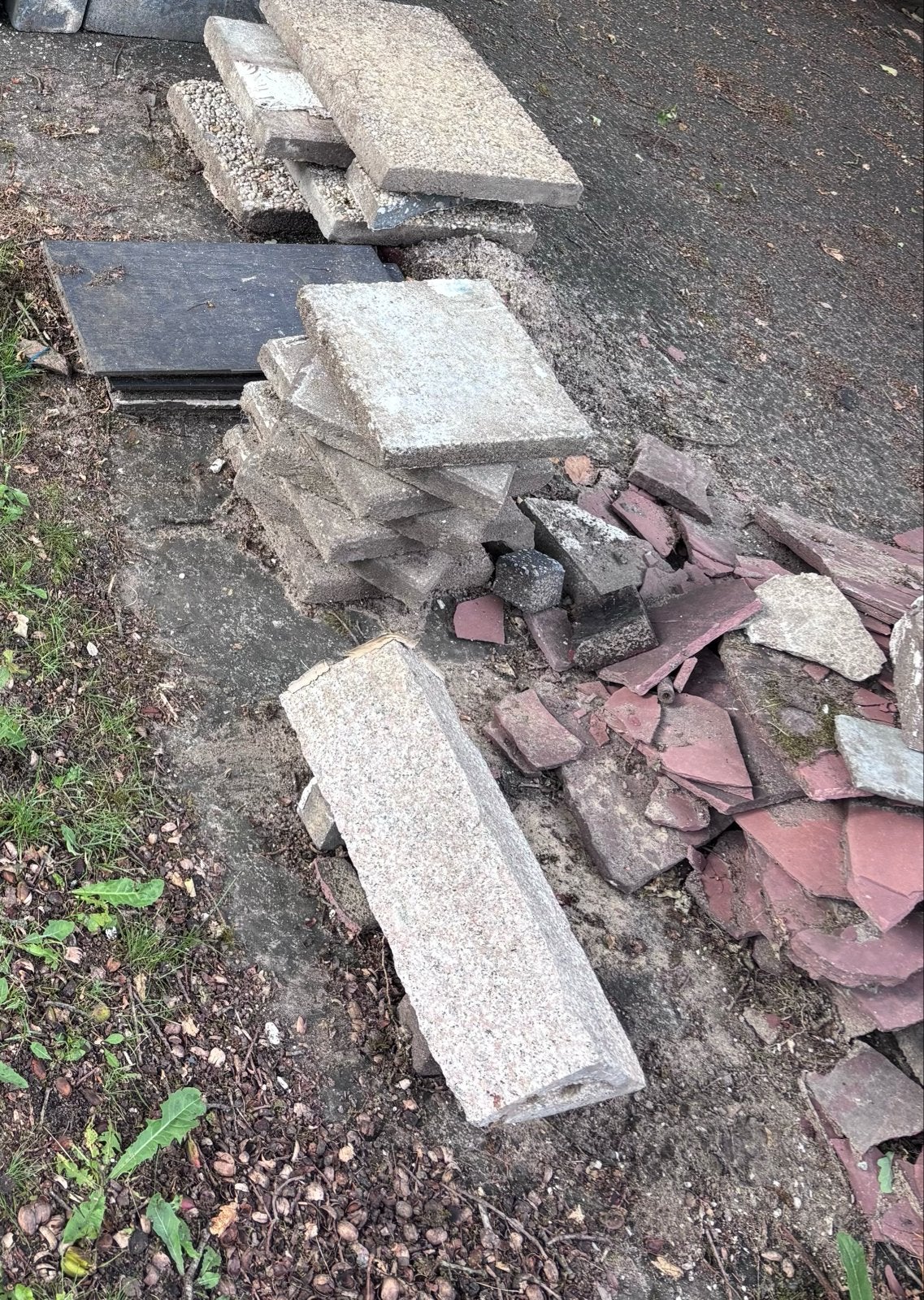 Gratis af te halen: stoeptegels en grinttegels, Tuin en Terras, Tegels en Klinkers, Ophalen, Gebruikt, Minder dan 5 m², Beton