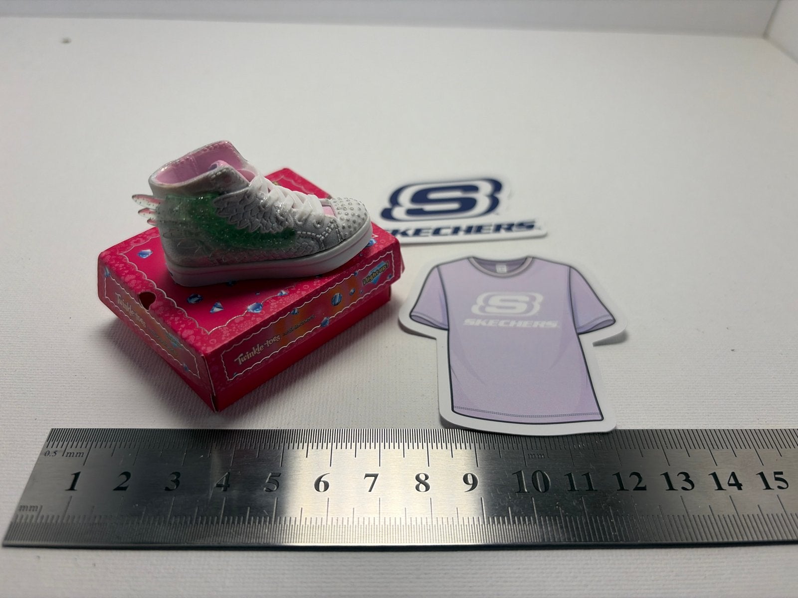 Skechers miniatuur schoen met doosje en stickers, Ophalen of Verzenden, Zo goed als nieuw