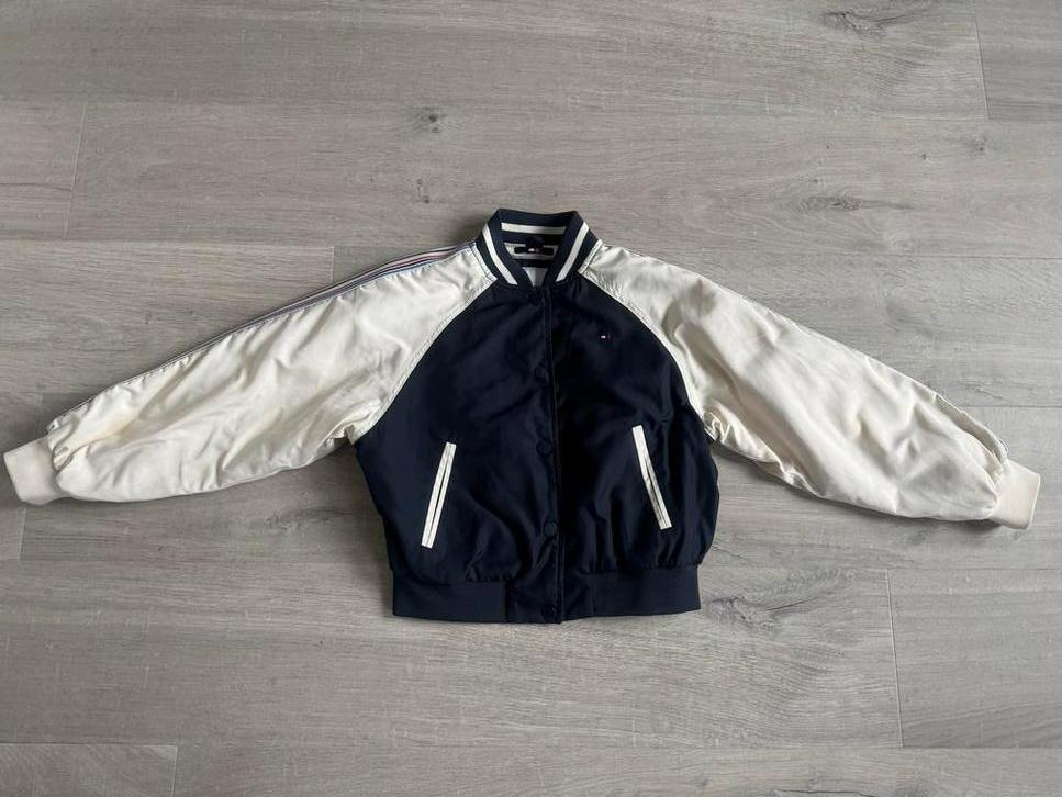 Tommy Hilfiger bomberjack maat 128 voor meisje, Ophalen of Verzenden, Zo goed als nieuw, Jongen of Meisje, Jas
