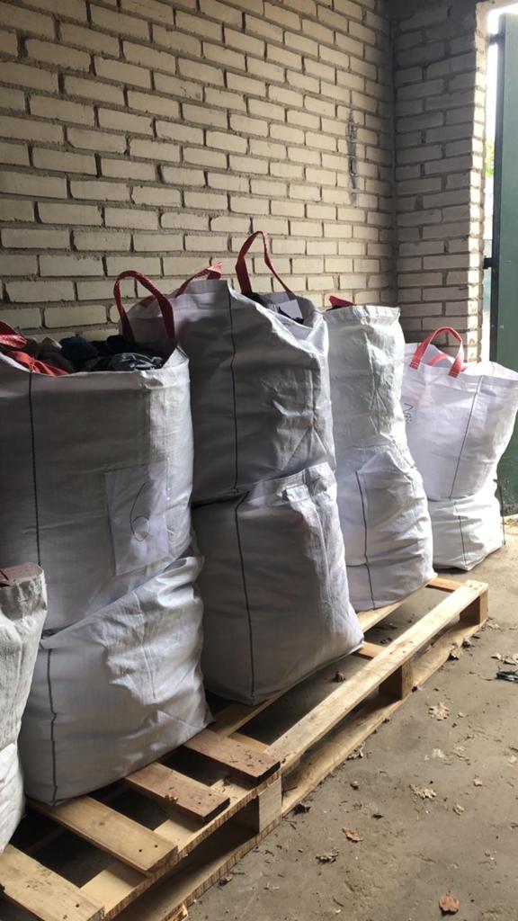 Grote partij schone en hele kleding (dames, heren, kind), Ophalen, Gedragen