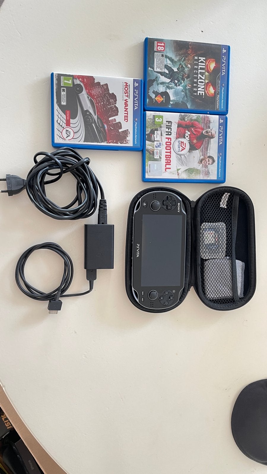 Sony PlayStation Vita PCH-1004 met 3 games en hoesje, Ophalen, Gebruikt, Zwart, Met games